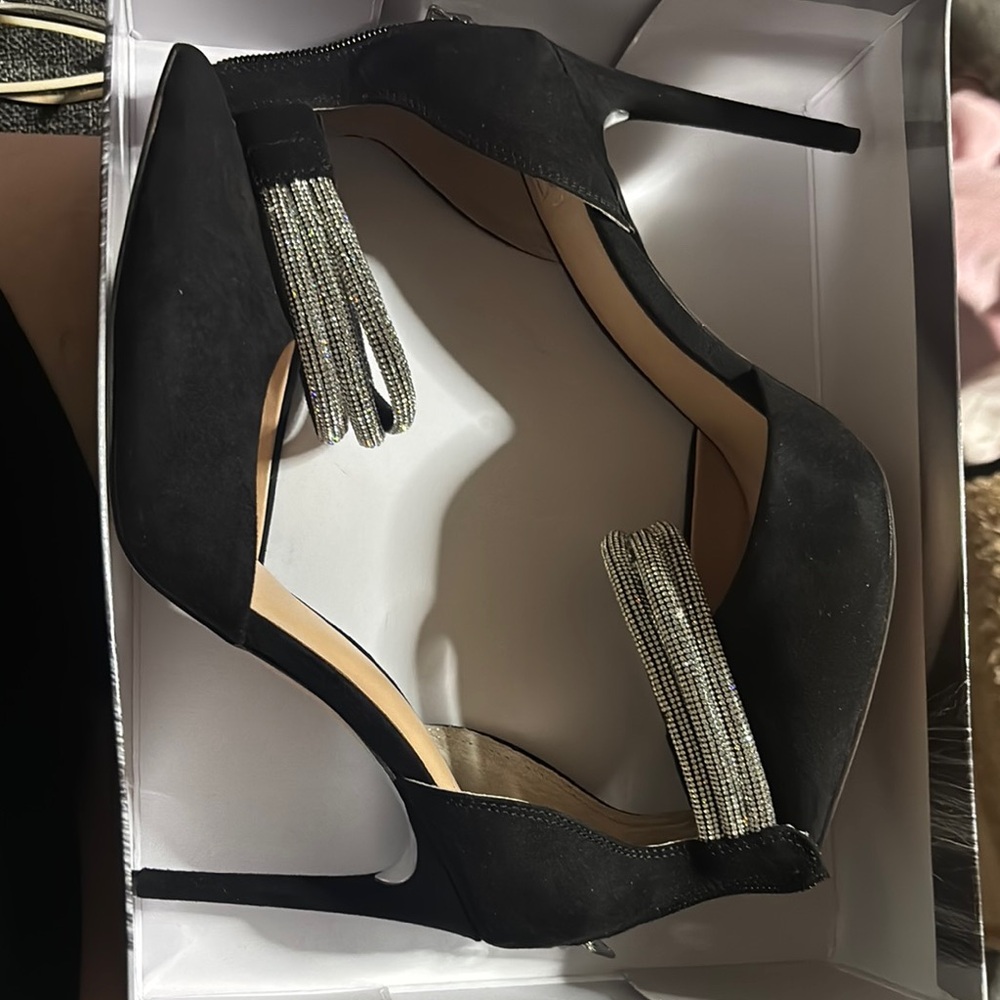 Jennifer Lopez Elegant Black Heels with Silver Accents